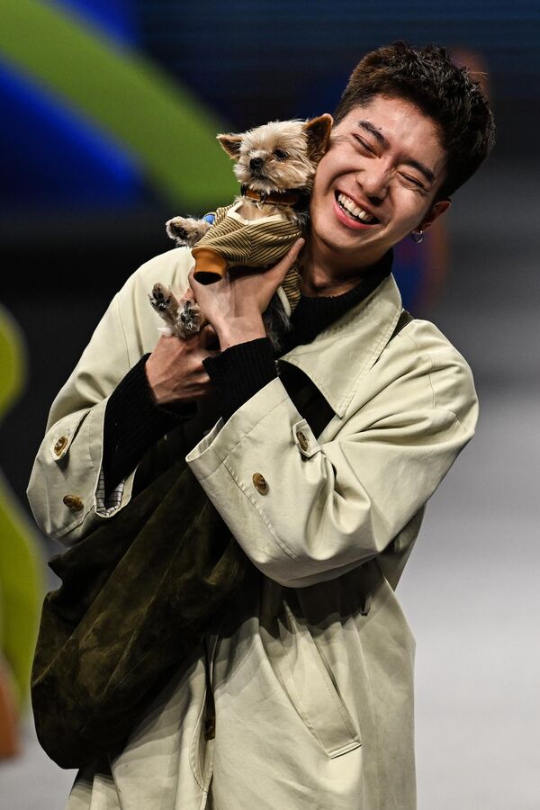 上海楊浦區2024年寵物歡樂時裝周寵物時裝秀上的“模特小狗”。 - 俄羅斯衛星通訊社