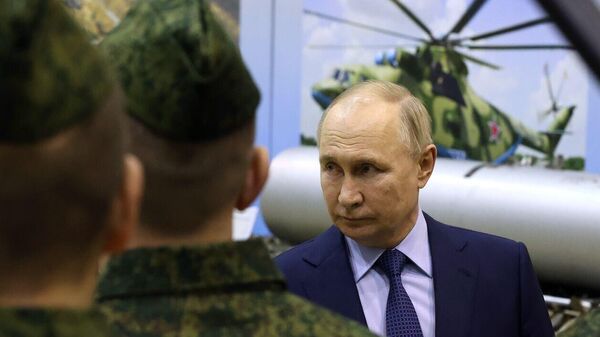 俄罗斯总统普京在对特维尔州托尔若克进行工作视察期间与军事飞行员进行了交谈 - 俄罗斯卫星通讯社
