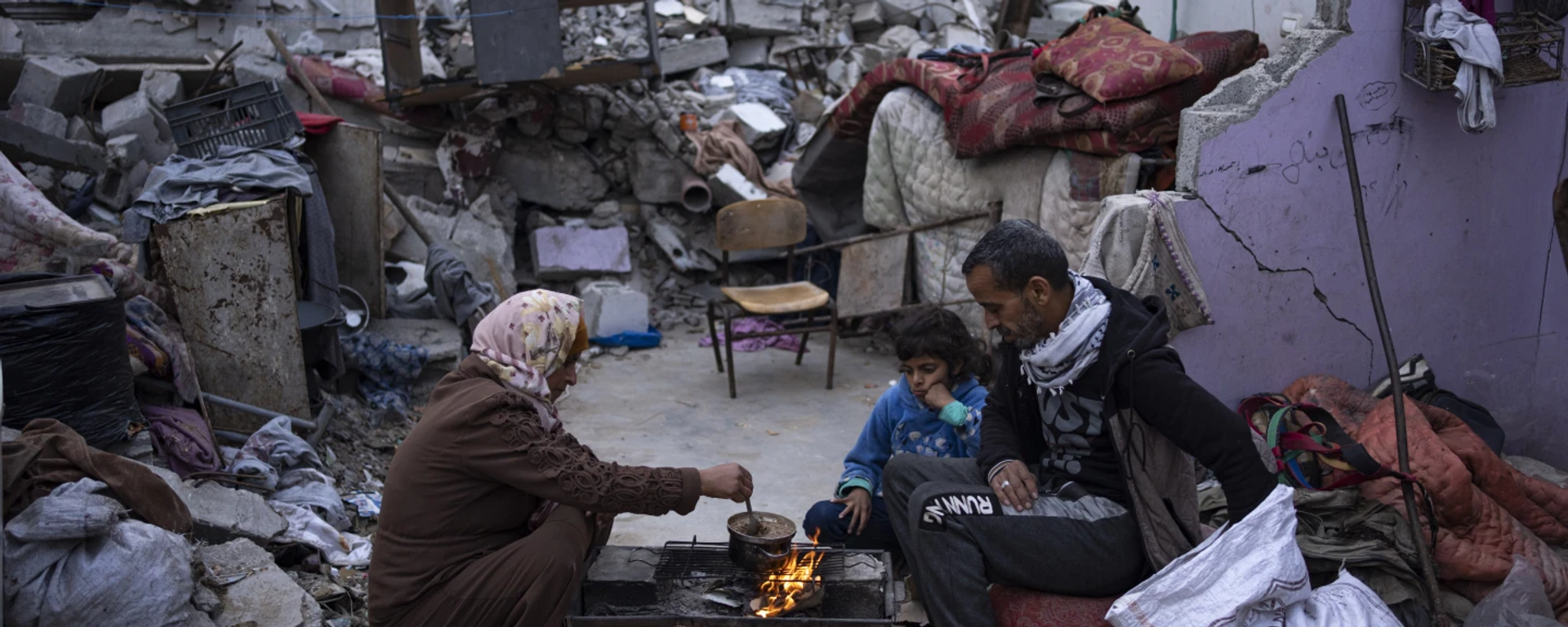 Семья около разрушенного ВС Израиля дома в Рафахе, Сектор Газа 18032024 - 俄羅斯衛星通訊社, 1920, 29.03.2024