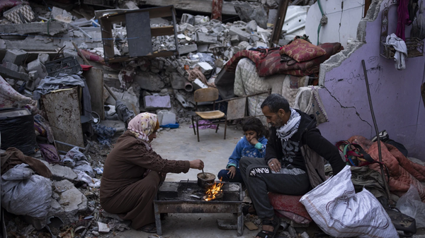 Семья около разрушенного ВС Израиля дома в Рафахе, Сектор Газа 18032024 - 俄罗斯卫星通讯社
