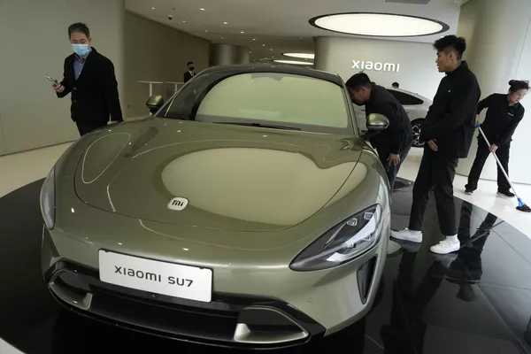 2024年3月26日,星期二,在北京小米汽車旗艦店,參觀者們在觀看小米SU7電動汽車。中國智能手機製造商小米宣佈將於2024年3月28日推出首款電動汽車。 2024年3月26日,星期二,在北京小米汽車旗艦店,參觀者們在觀看小米SU7電動汽車。中國智能手機製造商小米宣佈將於2024年3月28日推出首款電動汽車。 - 俄羅斯衛星通訊社