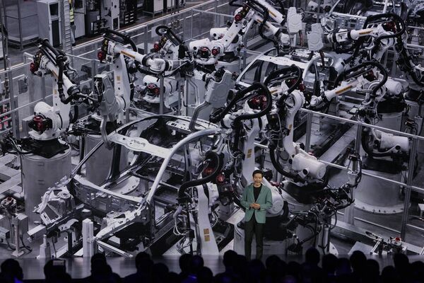 2024年3月28日，周四，小米创始人雷军在北京举行的发布会上谈到了生产运动型四门轿车SU7的工厂。中国知名的智能电子产品制造商小米正在加入中国蓬勃发展但拥挤的电动汽车市场。 - 俄罗斯卫星通讯社
