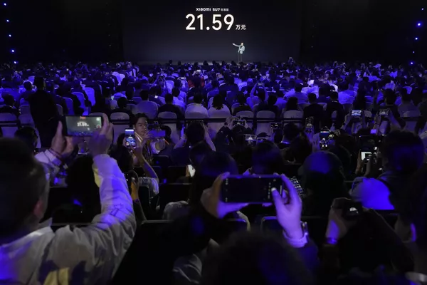 2024年3月28日星期四,小米創始人雷軍在北京舉行的發佈會上宣佈,標準款運動型四門轎車SU7的價格為215900美元(29870美元)。中國知名的智能電子產品製造商小米正在加入中國蓬勃發展但擁擠的電動汽車市場。 2024年3月28日星期四,小米創始人雷軍在北京舉行的發佈會上宣佈,標準款運動型四門轎車SU7的價格為215900美元(29870美元)。中國知名的智能電子產品製造商小米正在加入中國蓬勃發展但擁擠的電動汽車市場。 - 俄羅斯衛星通訊社