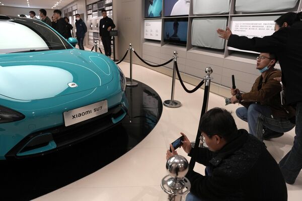 2024年3月26日星期二，參觀者們在北京小米汽車旗艦店參觀小米SU7電動汽車。中國智能手機製造商小米宣佈於2024年3月28日推出首款電動汽車。 - 俄羅斯衛星通訊社