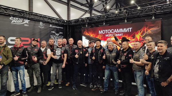 目前，中國“萬里騎士俱樂部”所加入的摩托聯盟，成員單位還有俄羅斯的“鐵匠”、“老頭”、“摩爾曼克騎士”、“T-13 ”和“風險”俱樂部。整個聯盟不僅對中俄其他俱樂部加入持開放態度，同時，任何國家的感興趣者也可加入 - 俄羅斯衛星通訊社