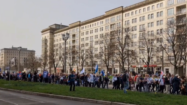 柏林举行示威活动呼吁就乌克兰问题和谈