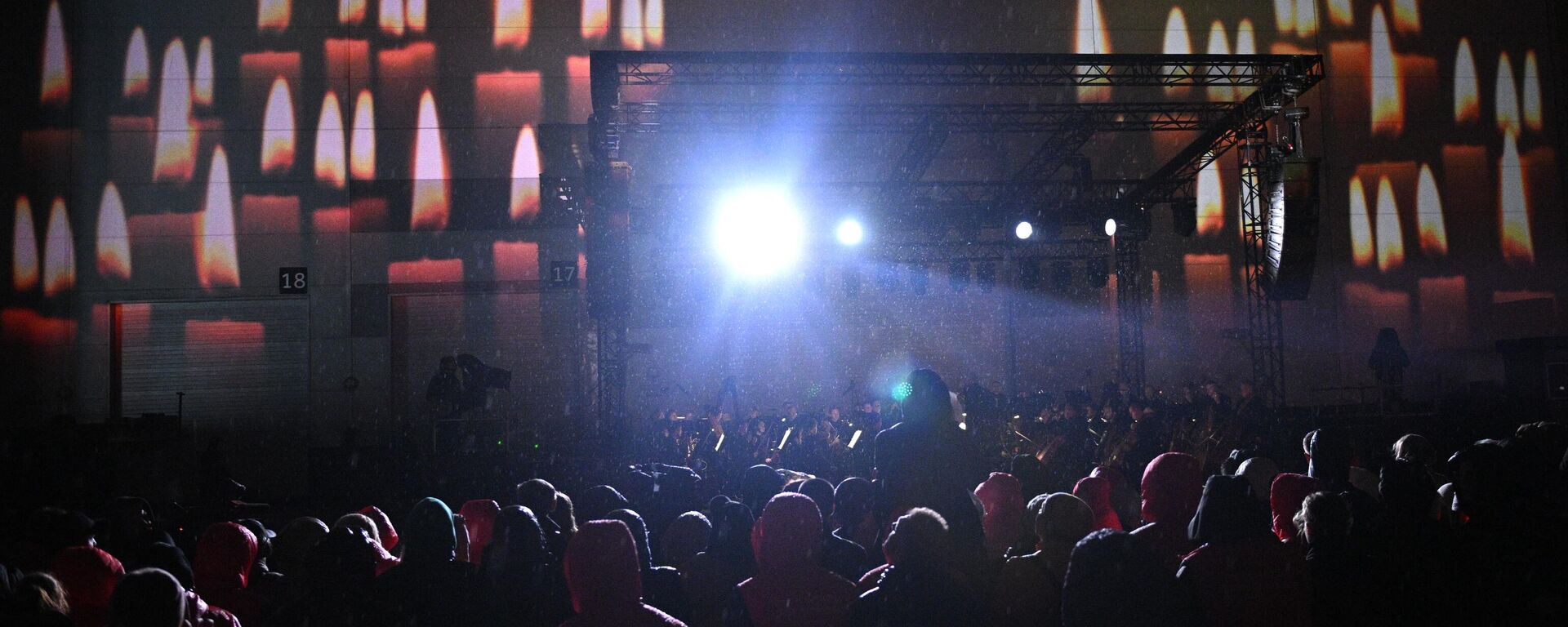 捷杰耶夫指挥管乐队在克罗库斯音乐大厅门前演出 - 俄罗斯卫星通讯社, 1920, 12.09.2025