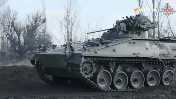 俄军修复在阿夫杰耶夫卡方向缴获的德制黄鼠狼步战车 - 俄罗斯卫星通讯社