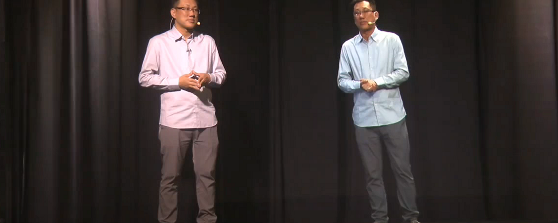 图片中的两个人物分别是真实存在的人和虚拟的光学人像。虚拟的光学人像是通过采集真实人物的影像数据，并利用人工智能技术处理后生成的。 - 俄罗斯卫星通讯社, 1920, 04.04.2024