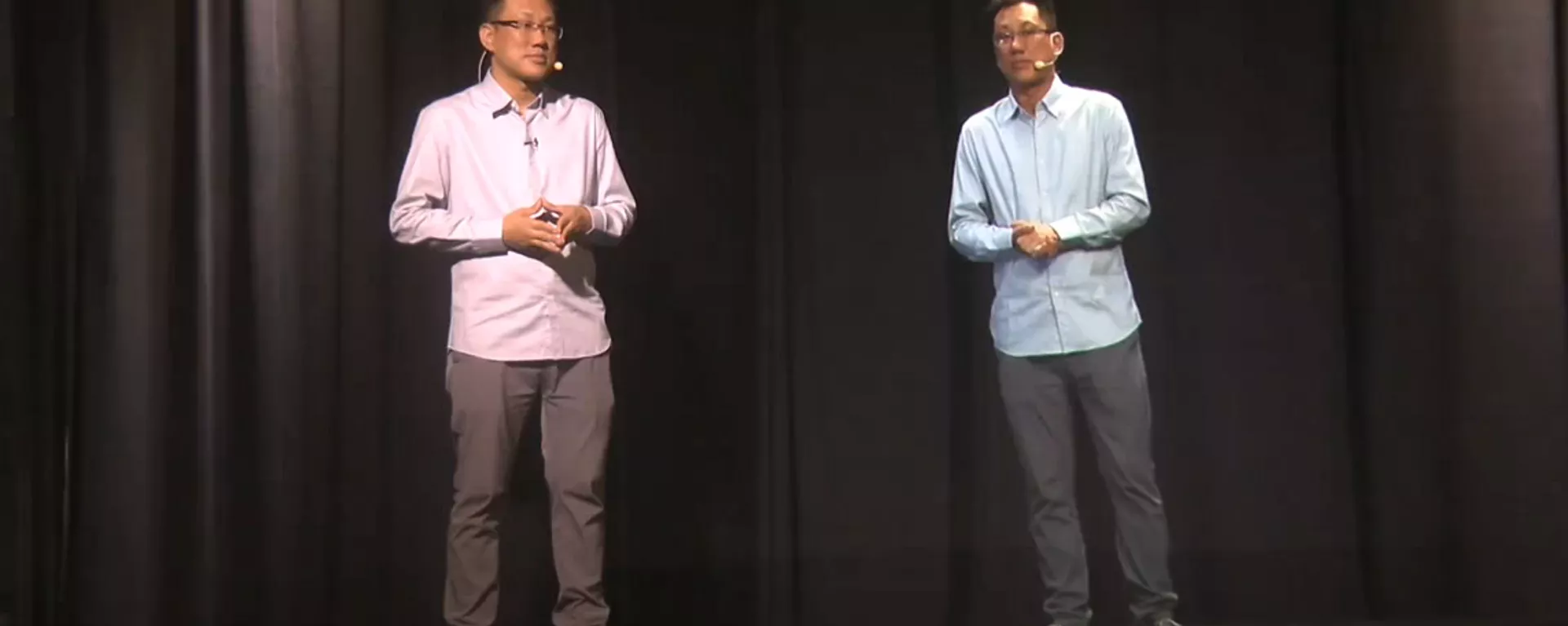 圖片中的兩個人物分別是真實存在的人和虛擬的光學人像。虛擬的光學人像是通過採集真實人物的影像數據，並利用人工智能技術處理後生成的。 - 俄羅斯衛星通訊社, 1920, 04.04.2024