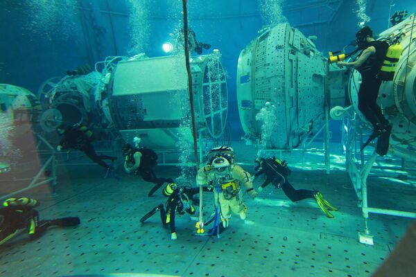 教练伊格纳特·伊格纳托夫和马克西姆·扎伊采夫在“星城”加加林宇航员培训中心的水力实验室对宇航员进行失重模拟训练。 - 俄罗斯卫星通讯社