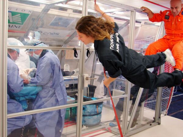 2006年9月27日，法國醫生正在進行全球首例失重條件下的人體手術。當時使用專門改裝模擬太空條件的飛機，在失重條件下進行手術。 - 俄羅斯衛星通訊社