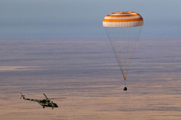 載人飛船“聯盟號MS-18”的降落艙在熱茲卡茲甘市東南部的草原上著陸。俄航天局宇航員奧列格·諾維茨基和電影《挑戰》的攝制組成員、女演員尤利婭·別列希爾德和導演克利姆·希彭科返回地球。 - 俄羅斯衛星通訊社