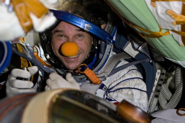 太空游客、加拿大亿万富翁盖伊·拉利伯特与俄宇航员根纳迪·帕达尔卡、美宇航员迈克尔·巴拉特一起乘坐“联盟号TMA-14”飞船。 - 俄罗斯卫星通讯社