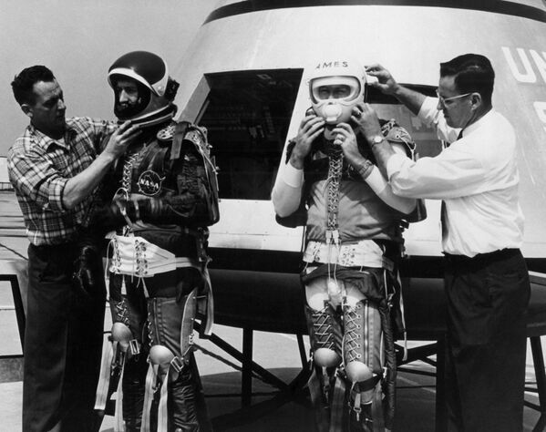 1962年4月6日，三名身著太空飛行約束裝置的NASA工作人員準備登上阿波羅宇宙飛船。 - 俄羅斯衛星通訊社