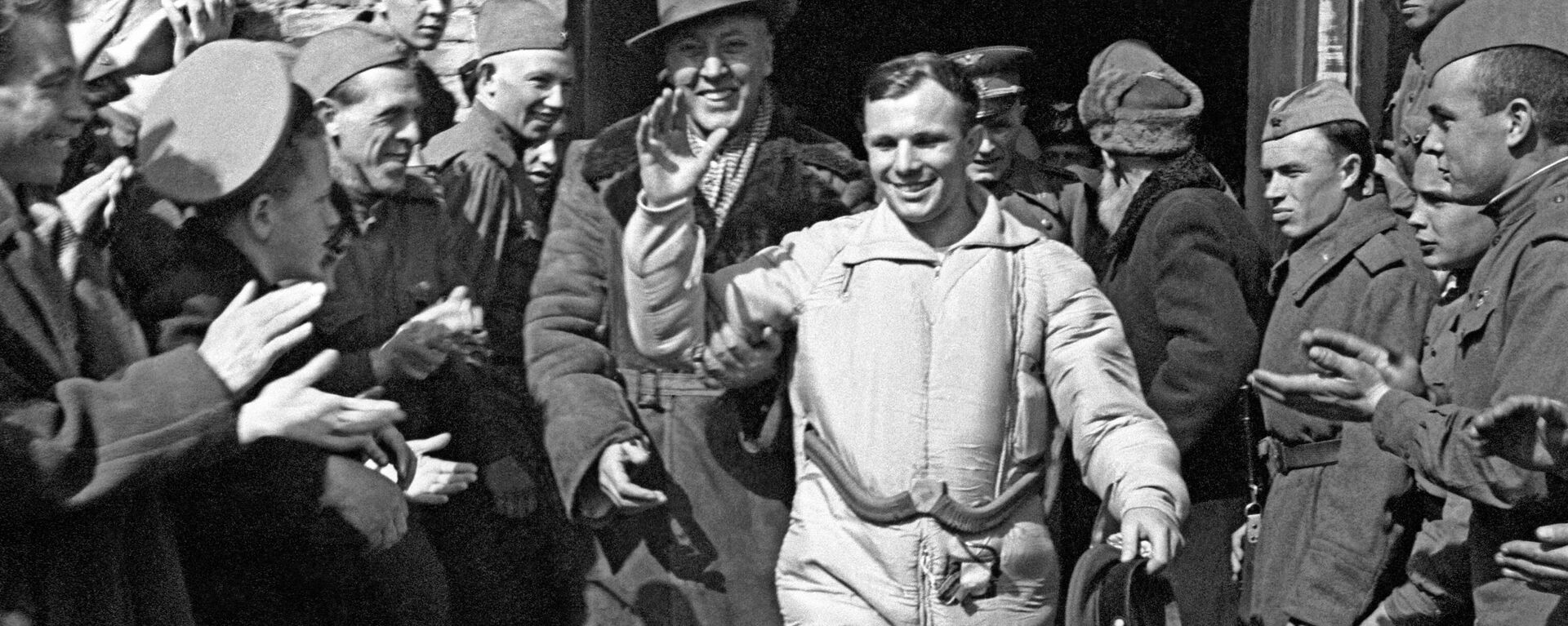 世界第一位宇航员尤里·加加林在“东方1号”飞船下降舱着陆后向人群招手. - 俄罗斯卫星通讯社, 1920, 12.04.2024