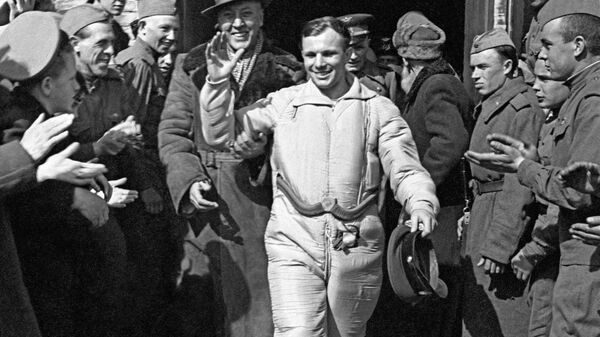 世界第一位宇航员尤里·加加林在“东方1号”飞船下降舱着陆后向人群招手. - 俄羅斯衛星通訊社