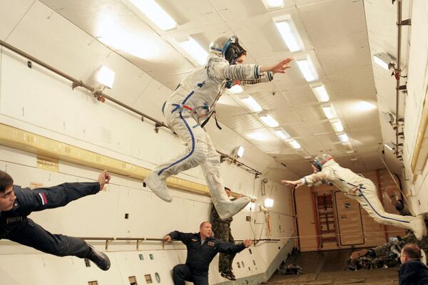 2006年7月27日，日本太空遊客榎本大輔（右）和美國女企業家阿努謝赫·安薩里，在俄羅斯“星城”飛行實驗室的零重力模擬器內參加訓練。 - 俄羅斯衛星通訊社