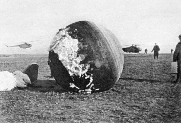 搭載宇航員尤里·加加林的“東方號”飛船降落艙於1961年4月12日10時55分降落在薩拉托夫州斯梅洛夫卡村附近。 - 俄羅斯衛星通訊社