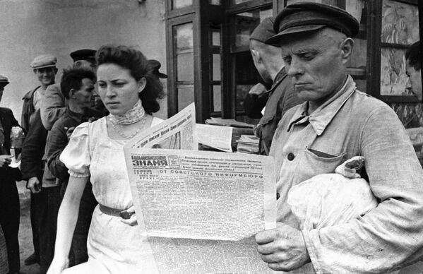 敖德薩居民閱讀新一期報紙《布爾什維克旗幟》。 - 俄羅斯衛星通訊社