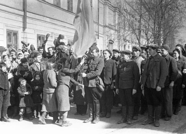 敖德薩居民向進城的游擊隊贈予紅旗。 - 俄羅斯衛星通訊社