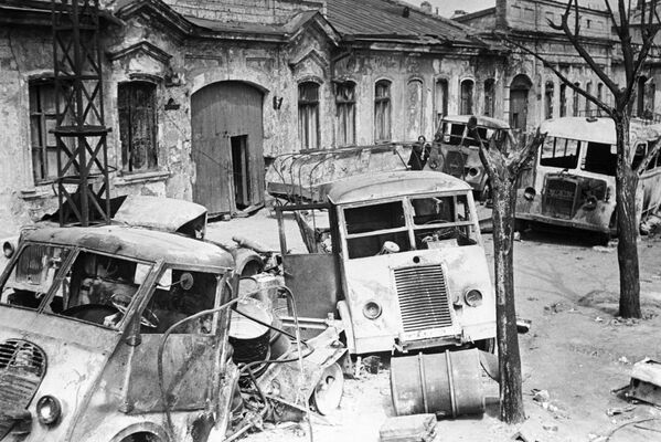 从纳粹侵略者手中解放敖德萨后，废弃的德国汽车被遗弃在街道上。 - 俄罗斯卫星通讯社
