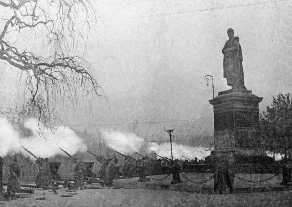 为庆祝敖德萨解放在大教堂广场鸣放礼炮。 - 俄罗斯卫星通讯社