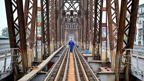2月20日，越南工人在河内龙边桥上进行铁路轨道维护工作 - 俄罗斯卫星通讯社