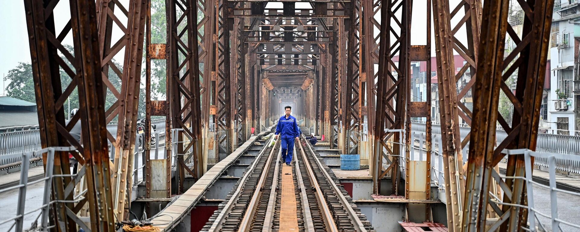 2月20日，越南工人在河内龙边桥上进行铁路轨道维护工作 - 俄罗斯卫星通讯社, 1920, 10.04.2024