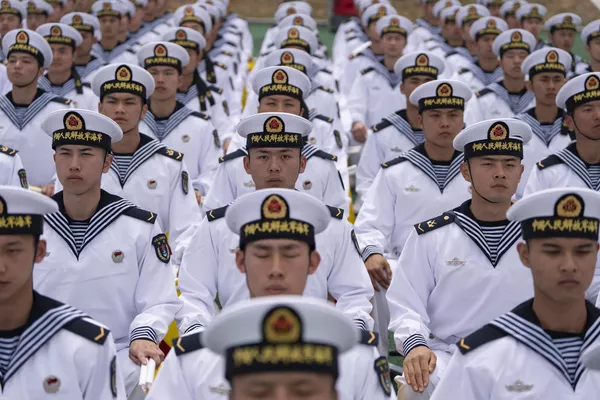 西太平洋海军研讨会开幕前一天，中国水兵在山东省青岛市为外国记者组织的参观活动中。 - 俄罗斯卫星通讯社