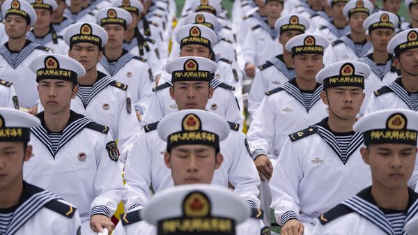 西太平洋海军研讨会开幕前一天，中国水兵在山东省青岛市为外国记者组织的参观活动中。 - 俄罗斯卫星通讯社