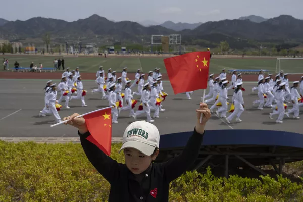 孩子手持中国国旗，水兵从中国人民解放军海军潜艇学院前跑过 - 俄罗斯卫星通讯社