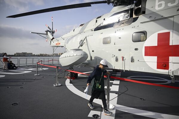 人们参观中国人民解放军海军综合补给舰 &quot;可可西里湖 &quot;号 - 俄罗斯卫星通讯社