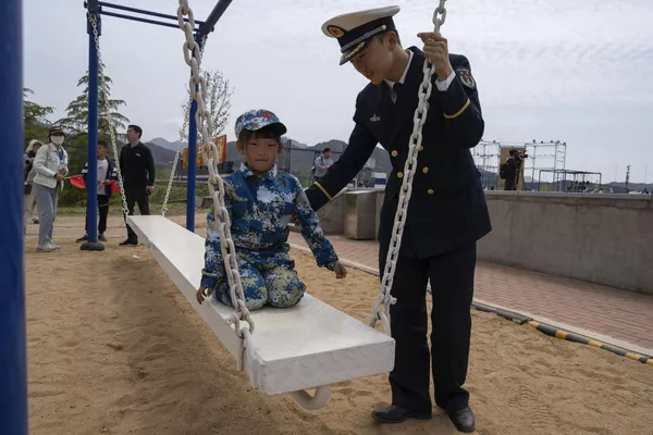 海军军官在中国人民解放军海军潜艇学院的公众日活动中照看孩子 - 俄罗斯卫星通讯社