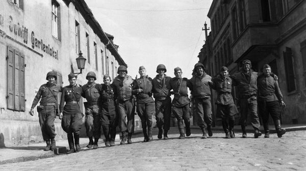 蘇聯和美國軍人（1945年4月25日，德國）   - 俄羅斯衛星通訊社
