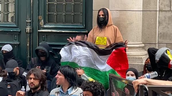 巴黎警方驱散巴黎第一大学外的亲巴勒斯坦学生抗议活动