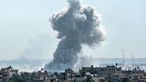 Шлейф дыма поднимается после израильской бомбардировки к северу от Нусейрата в центральной части сектора Газа - 俄罗斯卫星通讯社