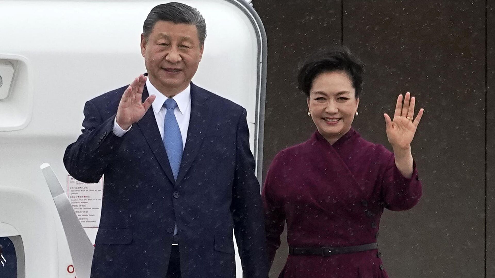 专机停稳后，习近平主席与夫人彭丽媛携手走出机舱 - 俄罗斯卫星通讯社, 1920, 05.05.2024