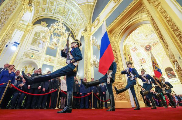 2024年5月7日，总统团士兵将国旗护送至就职典礼现场。 - 俄罗斯卫星通讯社