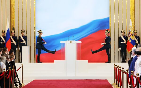 2024年5月7日，总统团的士兵们将宪法和总统徽章护送至就职典礼现场。 - 俄罗斯卫星通讯社