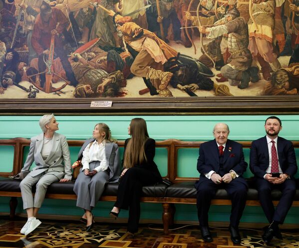 2024年5月7日，俄罗斯总统弗拉基米尔·普京在克里姆林宫举行就职典礼前的来宾。左一：俄罗斯中央陆军体育俱乐部第一副总裁斯维特拉娜·霍尔金娜；左四：俄罗斯艺术学院院长、雕塑家祖拉布·策列捷利；右：《独立报》首席执行官兼总编辑康斯坦丁·雷姆丘克夫。 - 俄罗斯卫星通讯社