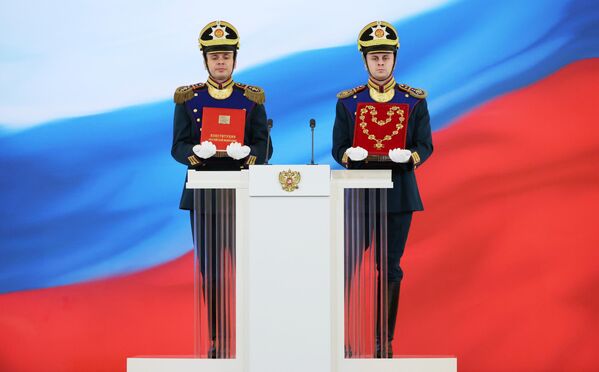 2024年5月7日，总统团的士兵们将宪法和总统徽章带入在克里姆林宫举行的俄罗斯总统弗拉基米尔·普京的就职仪式。 - 俄罗斯卫星通讯社