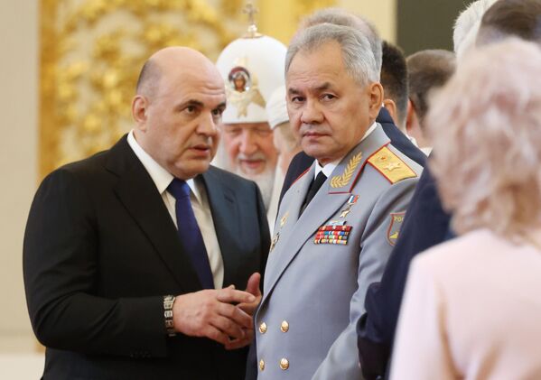2024年5月7日，俄罗斯总理米哈伊尔·米舒斯京（左）和国防部长谢尔盖·绍伊古在克里姆林宫举行的俄罗斯总统弗拉基米尔·普京就职仪式前。 - 俄罗斯卫星通讯社