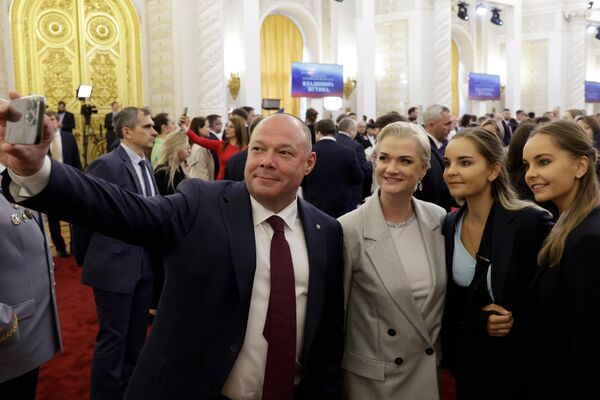 2024年5月7日，在克里姆林宮舉行的俄羅斯總統弗拉基米爾·普京就職儀式前，俄羅斯中央陸軍體育俱樂部第一副總裁斯維特拉娜·霍爾金娜（左二）與藝術體操運動員迪娜（右二）和阿麗娜·阿維麗娜（右一）。 - 俄羅斯衛星通訊社