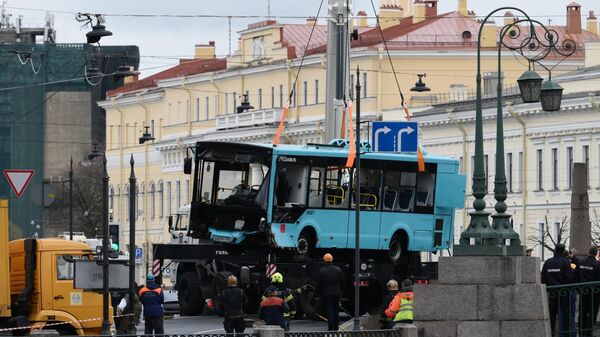 俄侦委：俄罗斯圣彼得堡公交车坠河事故死亡人数升至7人 - 俄羅斯衛星通訊社
