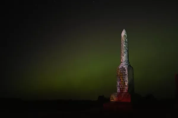 美国密苏里州斯基德莫尔附近的一个墓地里，一座古老的极光墓碑矗立在北极光的背景下 - 俄罗斯卫星通讯社