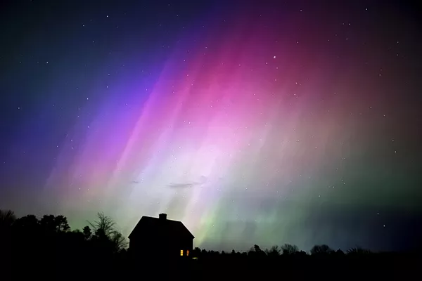 美国缅因州布伦瑞克的一座农舍上空闪烁着北极光 - 俄罗斯卫星通讯社