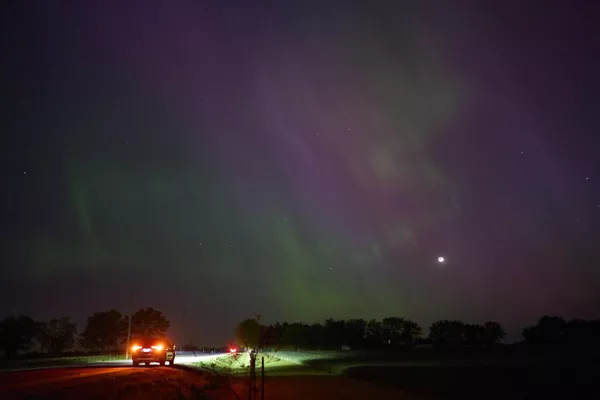 人们在加拿大的乡村道路上停下来观看北极光 - 俄罗斯卫星通讯社