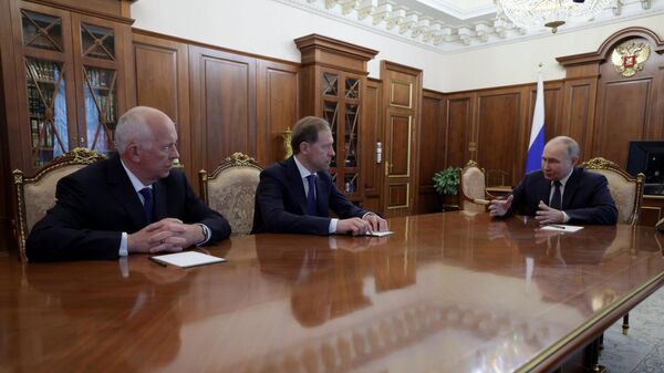 俄罗斯总统弗拉基米尔·普京与俄罗斯代理副总理、工贸部部长丹尼斯·曼图罗夫以及俄罗斯国家技术集团总经理谢尔盖·切梅佐夫举行了会面 - 俄羅斯衛星通訊社