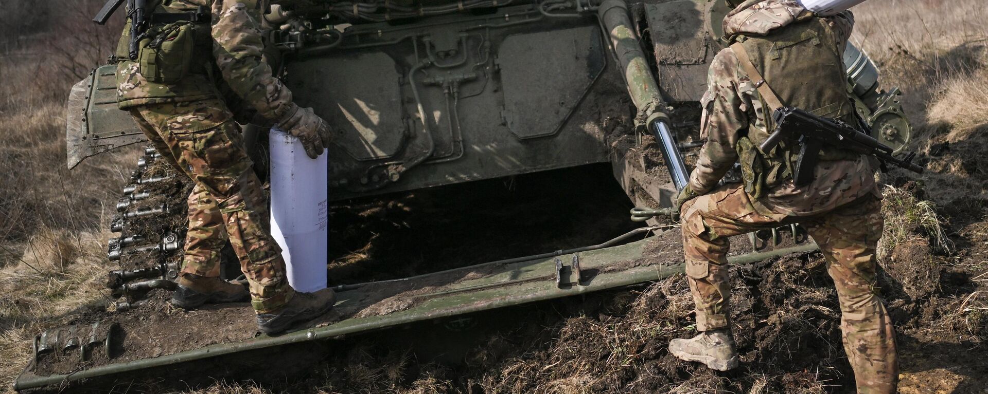 Военнослужащие расчета самоходной артиллерийской установки (САУ) Малка артиллерийских подразделений Центрального военного округа (ЦВО) во время выполнения боевых задач на Авдеевском направлении специальной военной операции - 俄罗斯卫星通讯社, 1920, 14.05.2024